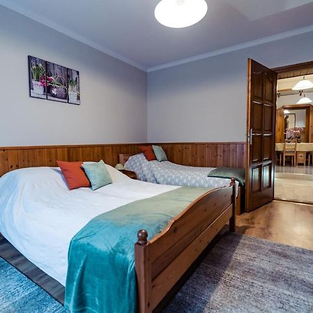 Estike Apartman Gyula Bagian luar foto