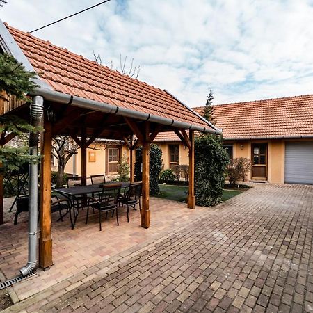 Estike Apartman Gyula Bagian luar foto