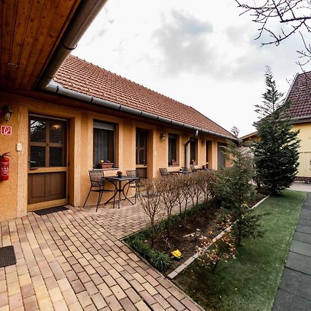 Estike Apartman Gyula Bagian luar foto
