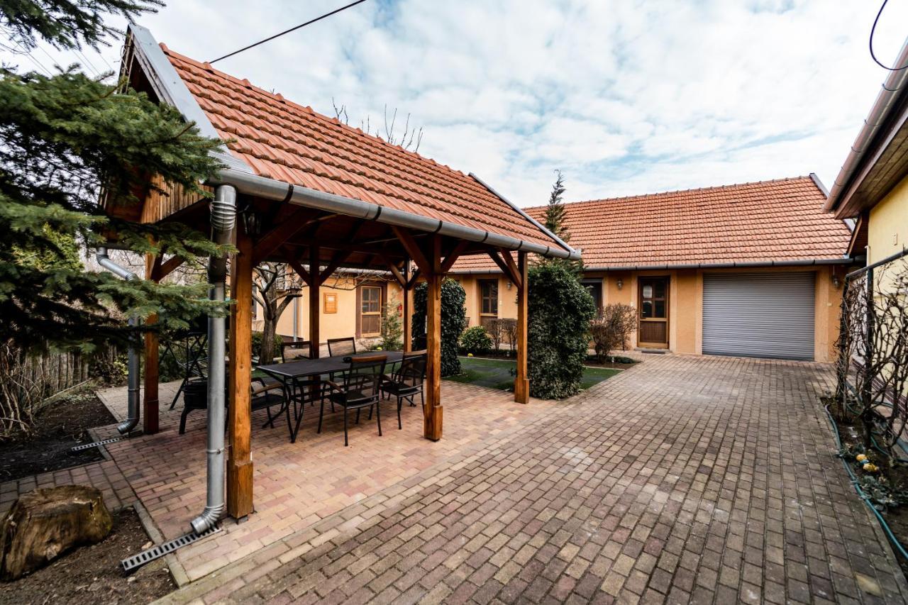 Estike Apartman Gyula Bagian luar foto