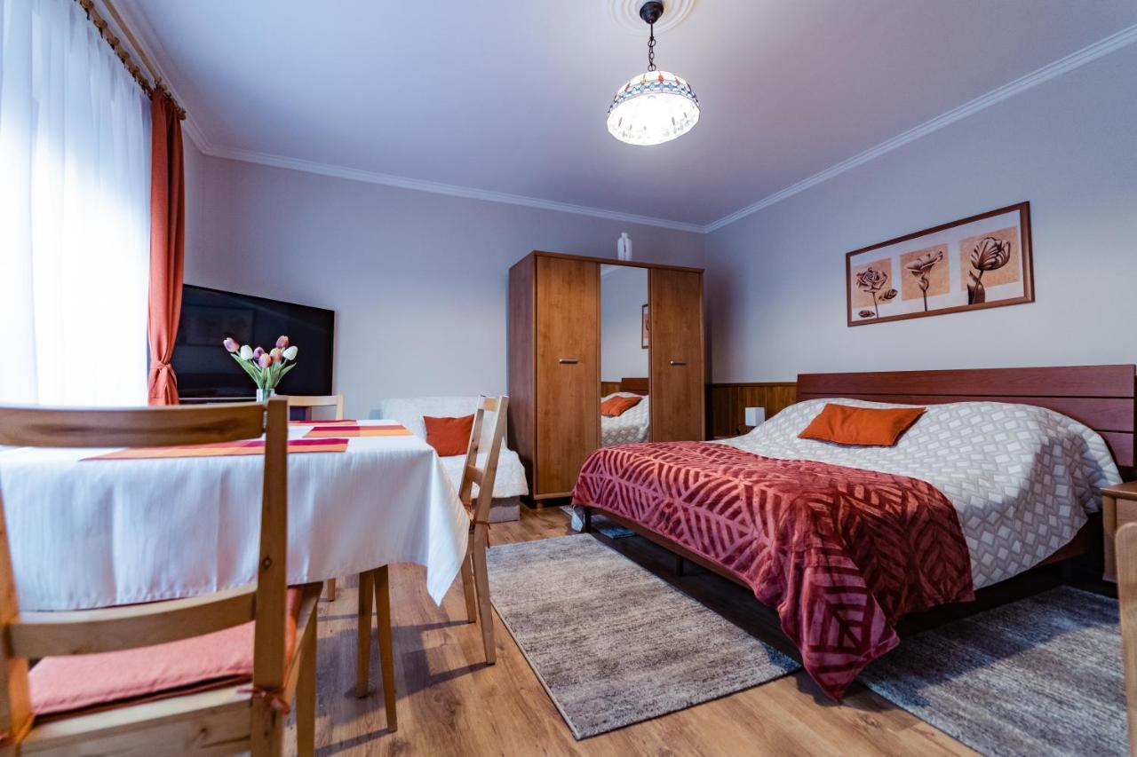 Estike Apartman Gyula Bagian luar foto