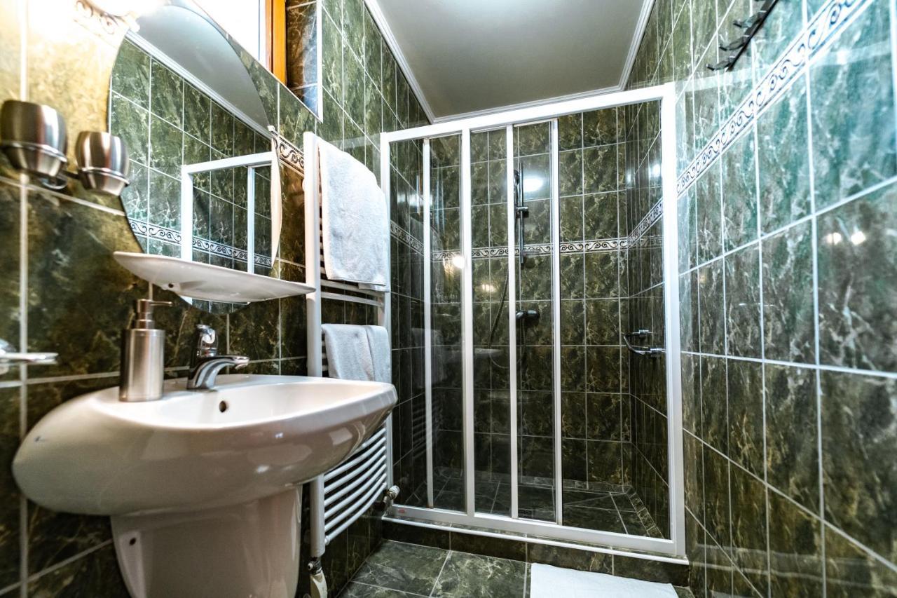 Estike Apartman Gyula Bagian luar foto