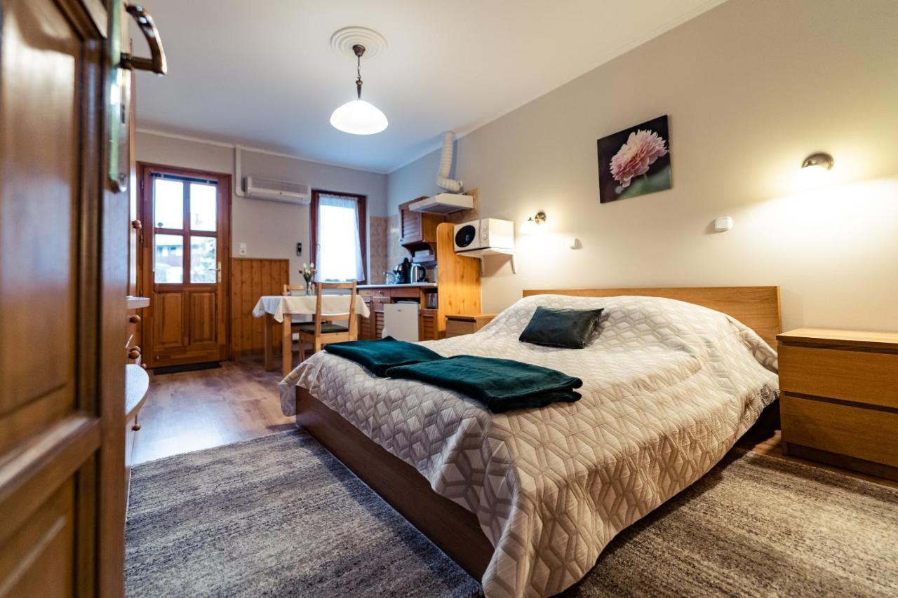 Estike Apartman Gyula Bagian luar foto