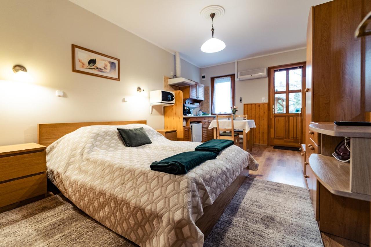 Estike Apartman Gyula Bagian luar foto