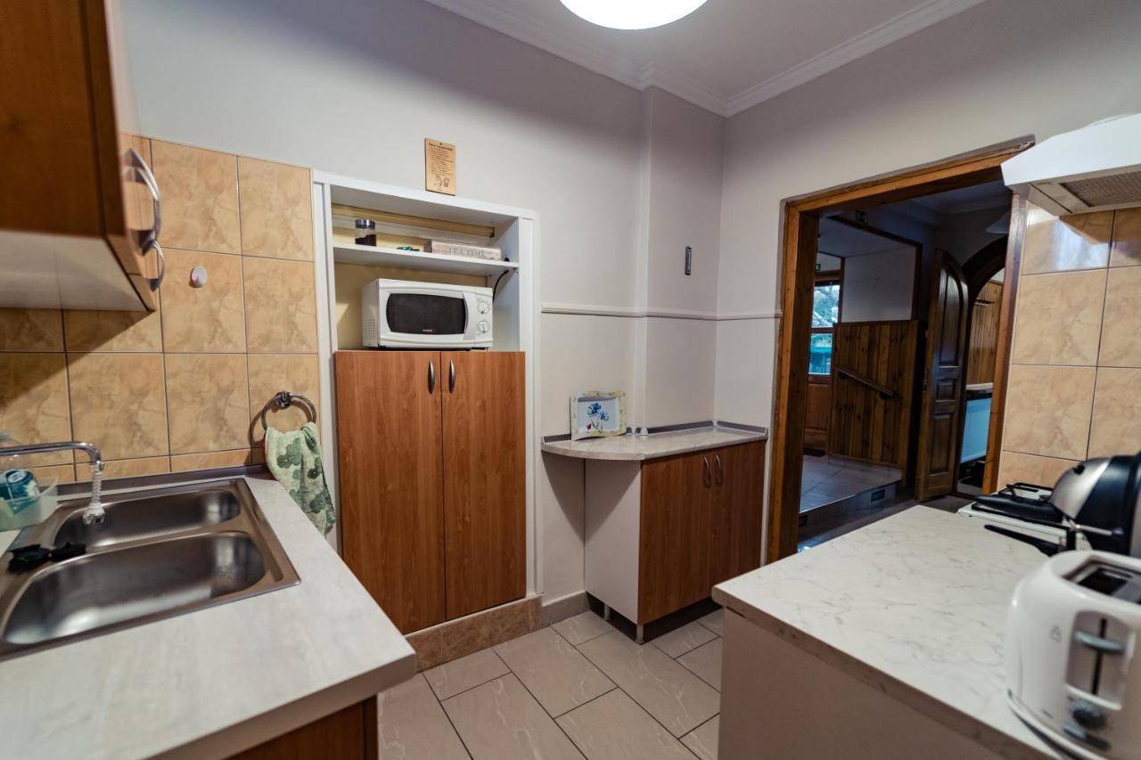Estike Apartman Gyula Bagian luar foto