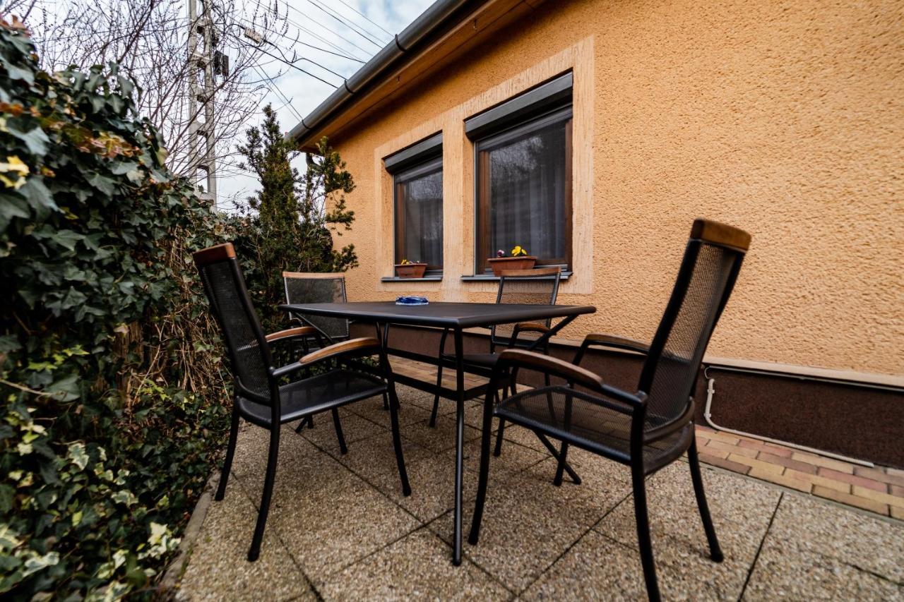 Estike Apartman Gyula Bagian luar foto