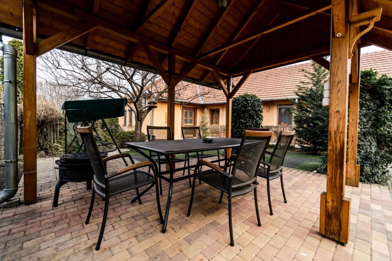 Estike Apartman Gyula Bagian luar foto
