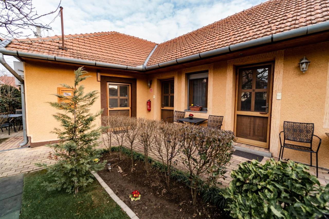 Estike Apartman Gyula Bagian luar foto
